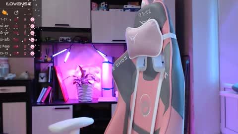 Snapshot of keshamoon chatting on 01/25/25, 11:55 Kesha online show from 01/25/25, 11:55