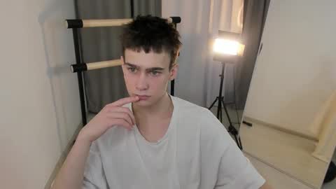 Snapshot of kevin_kess chatting on 11/17/25, 04:24 Ask me online show from 11/17/25, 04:24