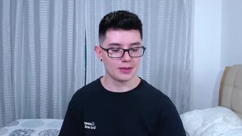 Snapshot of kevinhunts chatting on 11/19/25, 10:54 Kevin online show from 11/19/25, 10:54