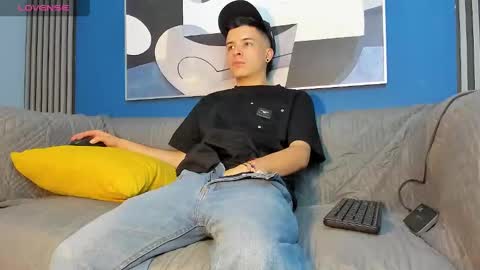 Snapshot of kevinn_blue chatting on 09/19/25, 07:47 Sexy Hot Kevin online show from 09/19/25, 07:47