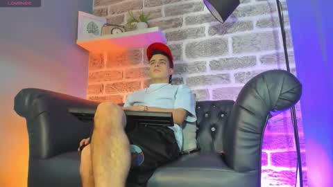 Snapshot of kevinn_blue chatting on 12/05/25, 05:05 Sexy Hot Kevin online show from 12/05/25, 05:05