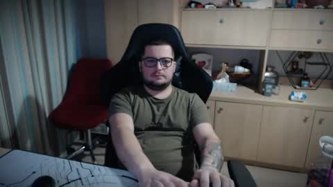 Snapshot of kevinnlovely95 chatting on 12/16/25, 02:33 Kevinn online show from 12/16/25, 02:33