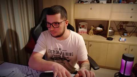 Snapshot of kevinnlovely95 chatting on 12/20/25, 09:33 Kevinn online show from 12/20/25, 09:33