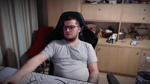 Snapshot of kevinnlovely95 chatting on 12/22/25, 05:54 Kevinn online show from 12/22/25, 05:54