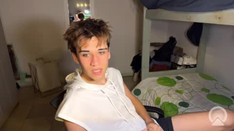 Snapshot of kevinonly43 chatting on 04/01/26, 09:32 kevonly online show from 04/01/26, 09:32