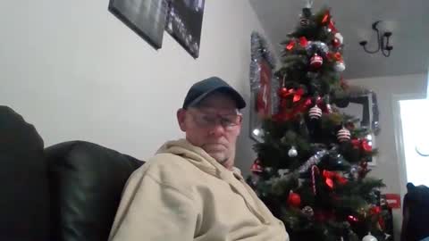 Snapshot of kevlooking4sez chatting on 12/31/24, 12:43 kevlooking4sez online show from 12/31/24, 12:43