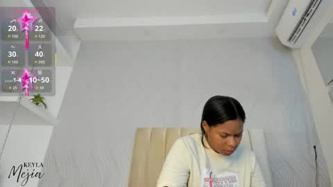 Snapshot of keyla_mejia chatting on 05/17/26, 12:01 Keyla online show from 05/17/26, 12:01