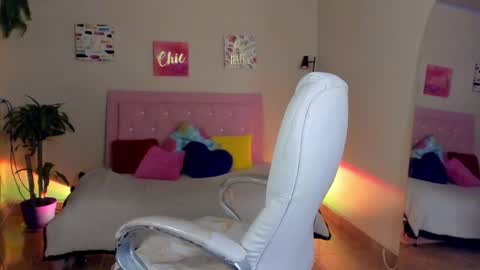 Snapshot of keyla_roberts_ chatting on 12/19/24, 07:51 Adhara. Help me reach 100 likes online show from 12/19/24, 07:51