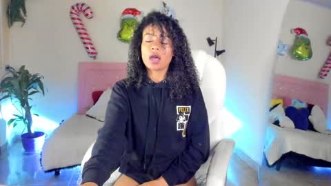 Snapshot of keyla_roberts_ chatting on 12/27/24, 05:20 Adhara. Help me reach 100 likes online show from 12/27/24, 05:20