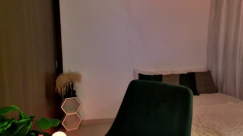 Keyla online show from 12/30/24, 12:22