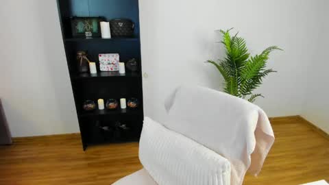 Khloe online show from 04/27/26, 04:49