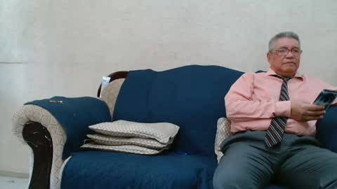 Snapshot of kiaming chatting on 12/22/25, 09:23 KIA MING AND HER TEACHER online show from 12/22/25, 09:23