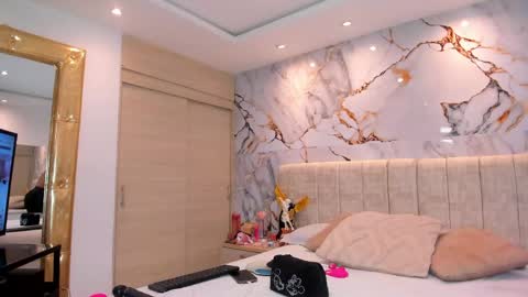 Snapshot of kiana_cream chatting on 05/13/26, 01:47 N M online show from 05/13/26, 01:47