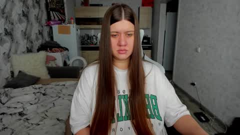 kianna_dior_ online show from 11/11/25, 08:25