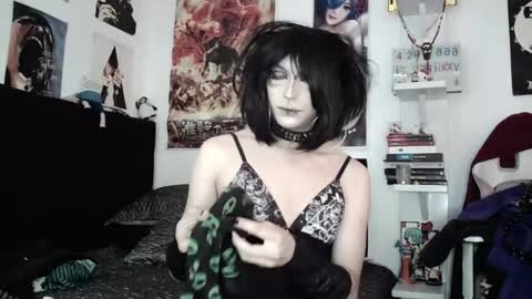 Snapshot of kiiller_queen chatting on 05/25/26, 04:46 kenny online show from 05/25/26, 04:46