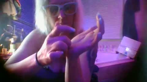 kikilovespartylights online show from 05/14/26, 12:01