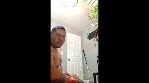 Snapshot of kiloflores124 chatting on 12/22/25, 12:07 kiloflores124 online show from 12/22/25, 12:07