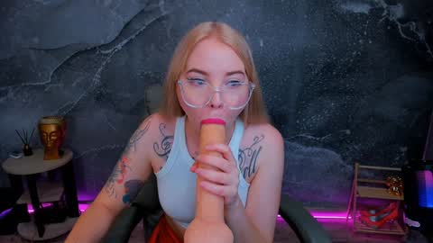 Snapshot of kim_girl_next_door chatting on 01/10/25, 09:13 KIM online show from 01/10/25, 09:13