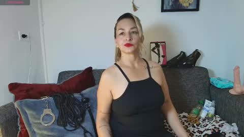 Snapshot of kim_raver40 chatting on 11/27/25, 06:54 Kim online show from 11/27/25, 06:54