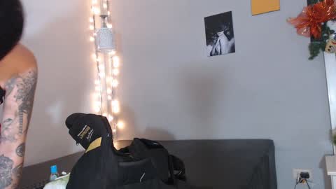 Snapshot of kimandyuk chatting on 12/18/24, 02:10 Kim  Yuk online show from 12/18/24, 02:10