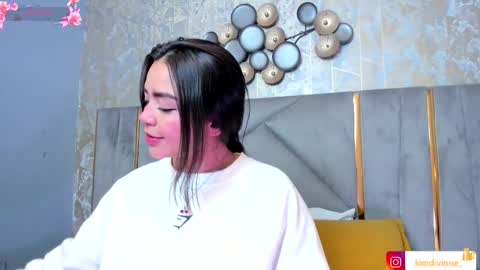 Snapshot of kimdevinne chatting on 11/19/25, 02:11 KIM online show from 11/19/25, 02:11