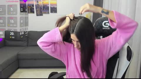 kimi_ivy online show from 10/31/25, 04:35