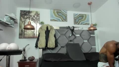 Snapshot of king_fitt_ chatting on 12/29/24, 01:24 HOT MEN BLACK online show from 12/29/24, 01:24