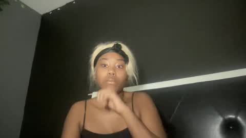 Snapshot of kinkykittee chatting on 02/12/25, 10:24 Bunniii online show from 02/12/25, 10:24