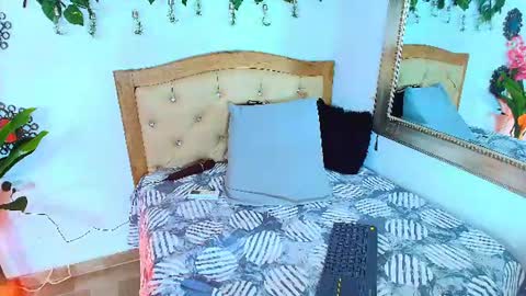 Snapshot of kinkysweet__ chatting on 07/14/26, 10:37 Isabella online show from 07/14/26, 10:37