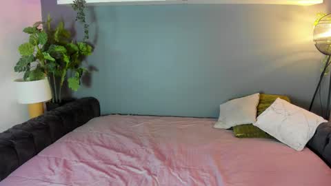 Snapshot of kira_exe chatting on 02/18/26, 12:01 kira_exe online show from 02/18/26, 12:01