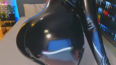 Snapshot of kira_sexxx chatting on 10/11/25, 08:18 Kira online show from 10/11/25, 08:18