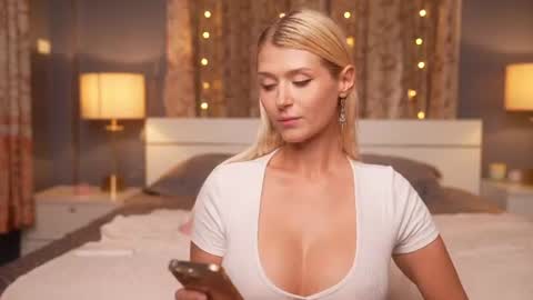 kira bloom online show from 06/20/26, 03:15