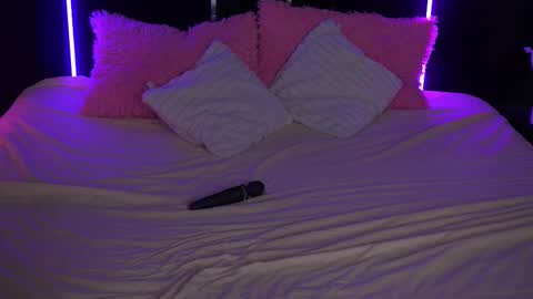 Kira online show from 11/21/25, 10:19