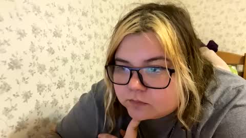 Snapshot of kiracobb chatting on 01/04/25, 04:32 Just Kira online show from 01/04/25, 04:32