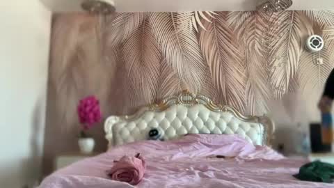 KiraDivine online show from 04/25/26, 12:19