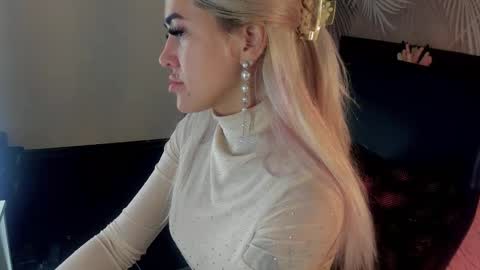 Kira online show from 11/02/25, 01:52