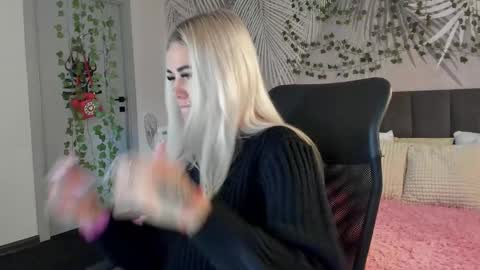 Kira online show from 11/10/25, 01:37