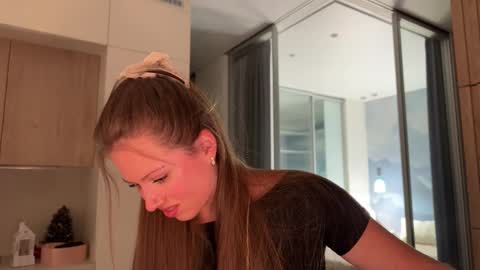 Snapshot of kiramystery chatting on 02/18/26, 06:04 Kira online show from 02/18/26, 06:04