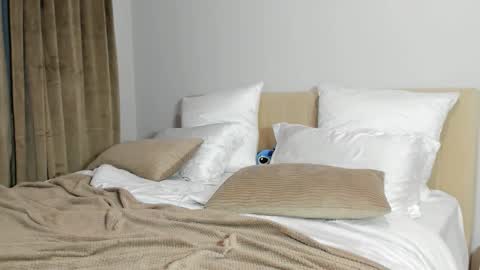 Kira online show from 11/18/25, 05:28