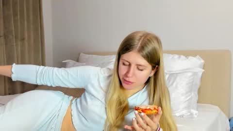 Snapshot of kirraa_ chatting on 12/21/25, 08:38 Kira online show from 12/21/25, 08:38