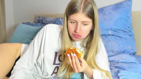 Snapshot of kirraa_ chatting on 01/08/26, 07:49 Kira online show from 01/08/26, 07:49