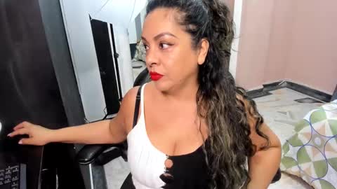 Snapshot of kirss_milff chatting on 09/13/25, 12:16 kriss online show from 09/13/25, 12:16