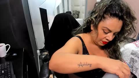 Snapshot of kirss_milff chatting on 09/19/25, 12:28 kriss online show from 09/19/25, 12:28