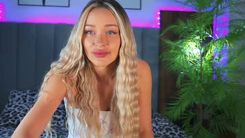 Snapshot of kirsten_xxx chatting on 04/04/26, 01:04 Risha online show from 04/04/26, 01:04