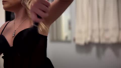 Snapshot of kissahsins chatting on 01/01/25, 04:07 Kissah Kreampuff online show from 01/01/25, 04:07