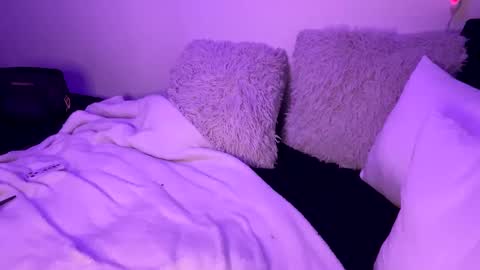 Snapshot of kissahsins chatting on 01/21/25, 04:32 Kissah Kreampuff online show from 01/21/25, 04:32