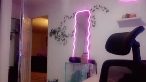 Snapshot of kissahsins chatting on 10/13/25, 06:46 Kissah Kreampuff online show from 10/13/25, 06:46