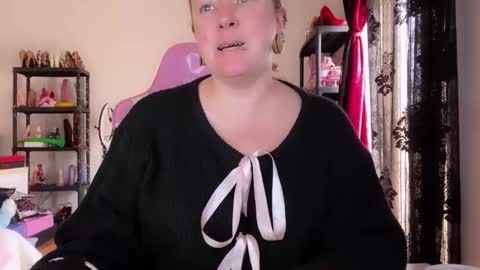 Snapshot of kissica chatting on 12/19/25, 11:28 kissica online show from 12/19/25, 11:28