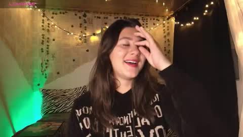 Snapshot of kisstarxxx chatting on 10/18/25, 04:04 Helena and Brad online show from 10/18/25, 04:04