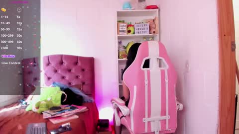 Snapshot of kit_kat_10 chatting on 02/24/25, 09:09 Lily online show from 02/24/25, 09:09